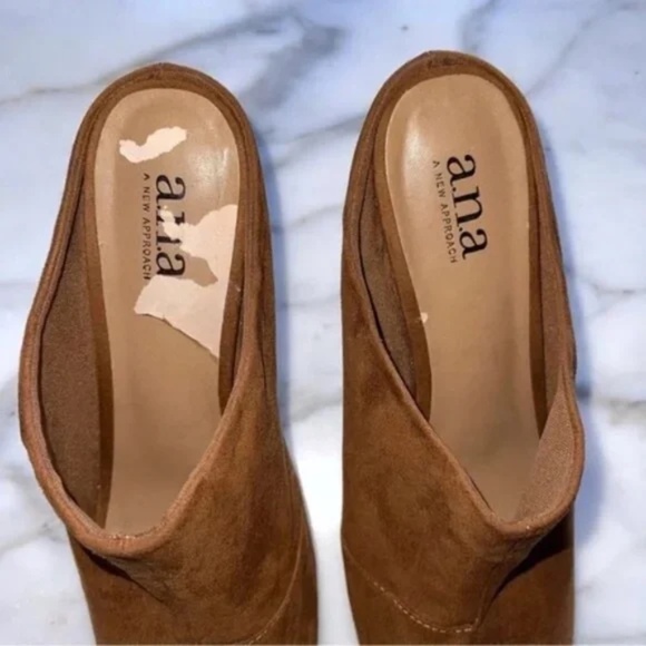 Women's Chunky Suede Peep-Toe Mule Heels - Picture 3 of 10